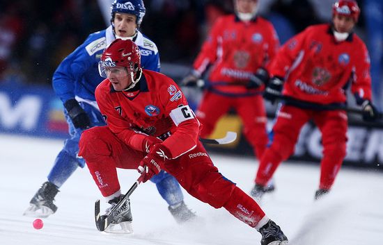 Матч по хоккею с мячом Россия - Финляндия © Егор Алеев ТАСС